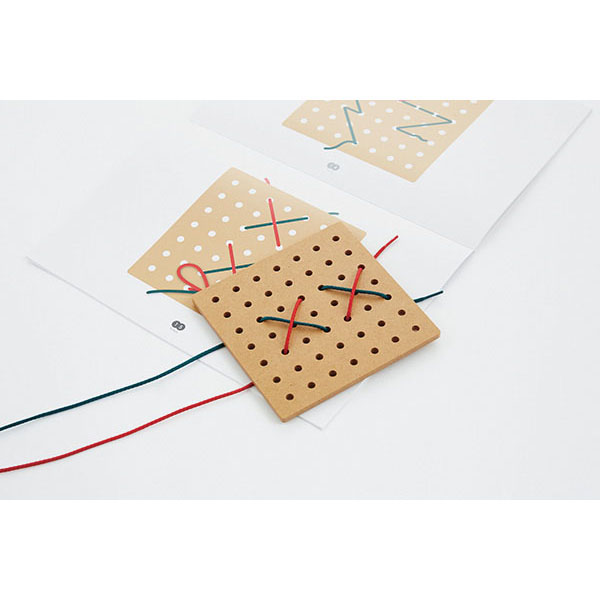 UCHIDASウチダスひもとおしボード7×7: 学習支援用品